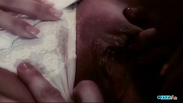彼の注意は彼女だけに向けられており、彼女の狭い穴への甘く誘惑的な肛門挿入に向けられている。
