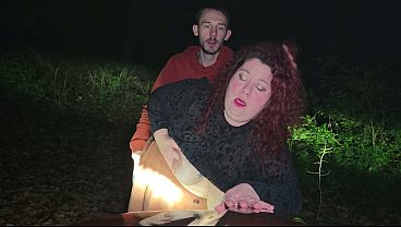 Baiser dans la forêt nocturne