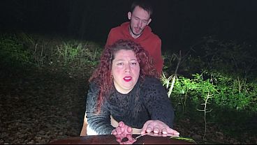 Baiser dans la forêt nocturne