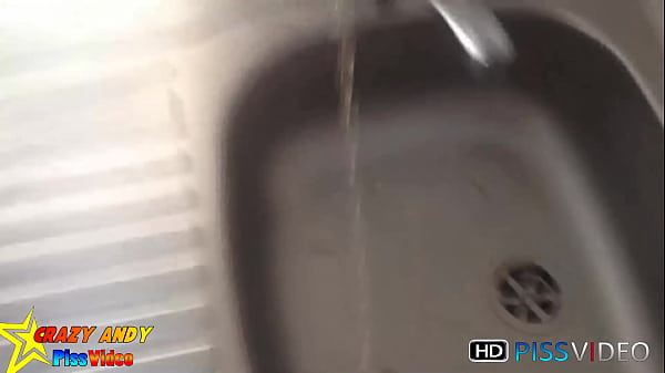 Download Video - Andy pisst in ein Sp&uuml;lbecken