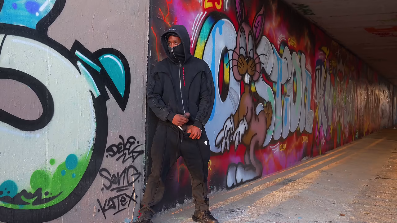 Dominicano detona a italiana debajo de un puente en las calles de Barcelona.