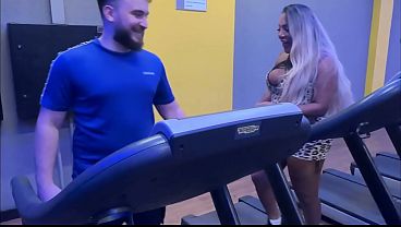Dentro da academia chamei personal pra fazer um ménage com minha sobrinha
