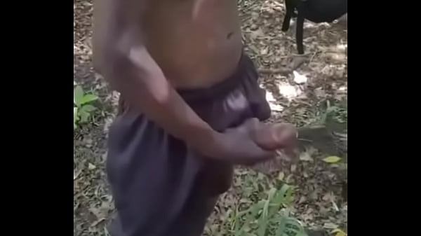 Download Video - Neg&atilde;o que tomava conta de carro na rua me fudeu gostoso no meu mato&comma; meteu a pica preta sem d&oacute;