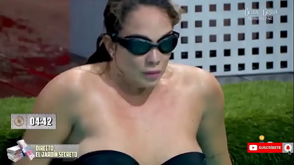 Samira drops her bra and you can see everything.