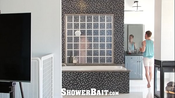 ShowerBait - Straight guy gets turned out in th...