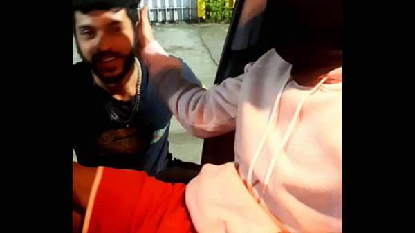 Download Video - Mamando e fodendo na rua enquanto as pessoas passam