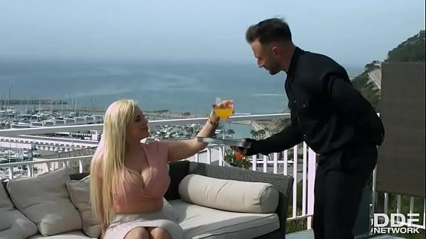 Plantureuse Blonde Suce Une Grosse Bite