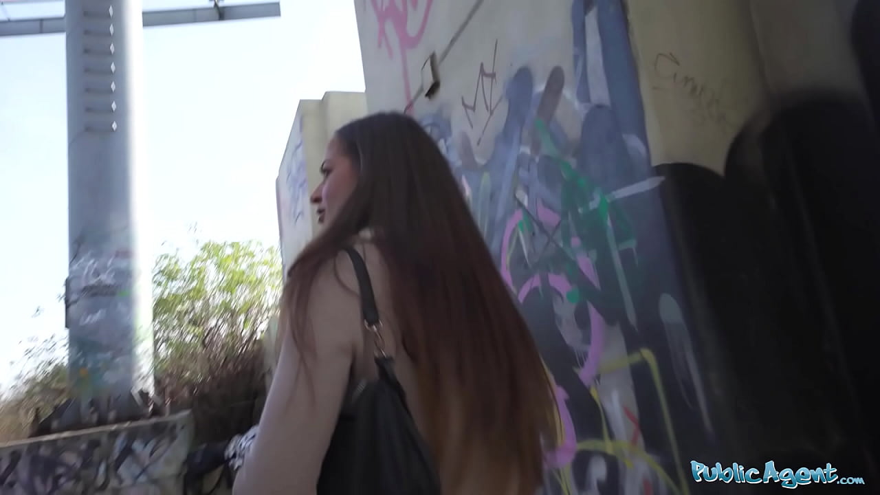 Agente público Morena británica cobra por chupar y follar una gran polla checa
                    babe blowjob brunette skinny POV public outdoors british reality outside big cock pickup long hair small boobs sex for cash sex with strangers blowjob pov british brunette lara lee muchos negros