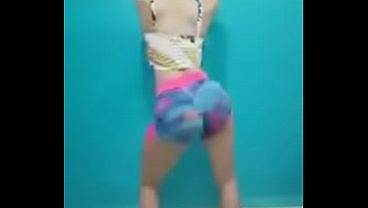 Morena dancando funk shortinho colado