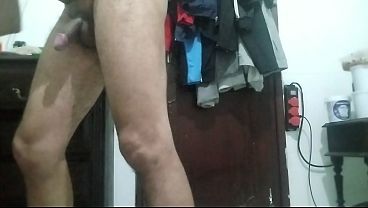 シャワーの後、タオルで大きなペニスを自慰する