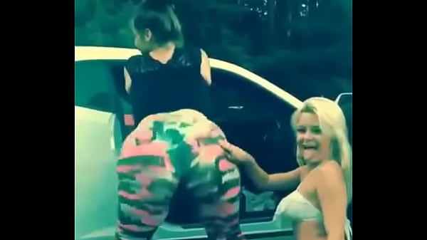 Moviendo su lindo culo