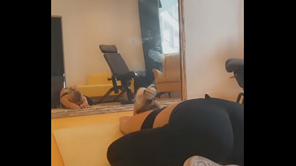 Don’t forget to stretch before and after your workout ?#yogababe #stretch #weekend #sport