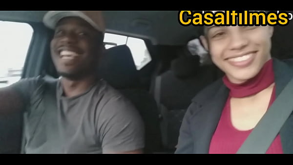 Download Video - Casal dentro do carro o marido bota a esposa pra mamar e toma leitinho