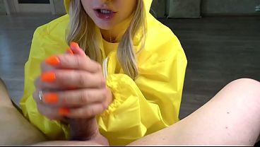 A neighbor in a raincoat ran into a neighbor to suck a big dick, play with cum and swallow it