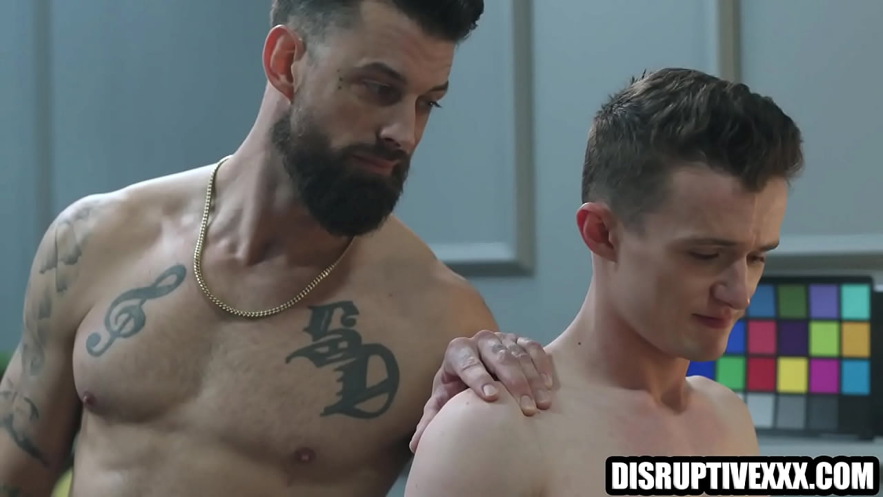 El actor porno gay novato recibe un trato rudo en el set de película
                    anal sex fucking hardcore sucking pornstar blowjob handjob rough hard hardsex gay twink bareback dilf gay blowjob gay sex gay anal gay porn step daddy muchos negros