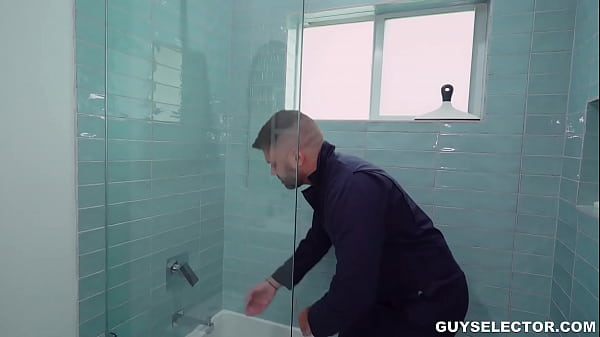 GUY SELECTOR - Beefcake Plumber Max Romano Piped Down