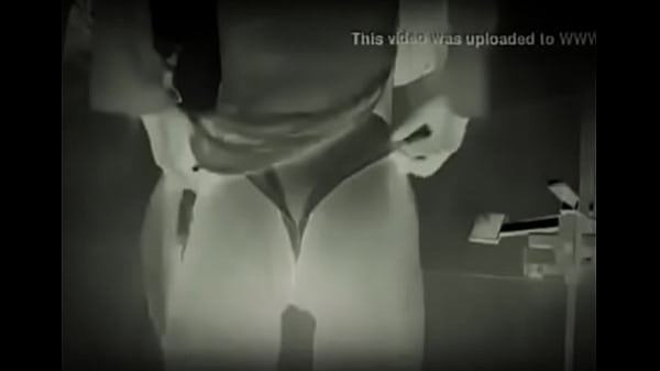 G&aacute;i đ&iacute;t bự mặc &aacute;o d&agrave;i