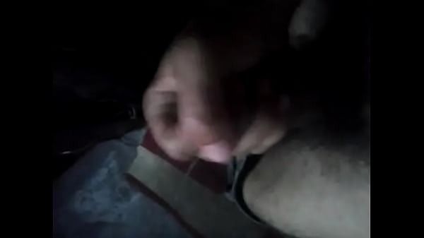 Mestiço moreno claro batendo punheta com sua li...