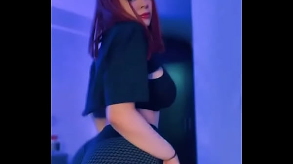 Una rica gamer moviendo el culito