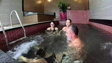Download Video - Muita putaria na piscina do motel e eu e duas amigas com Binho Ted