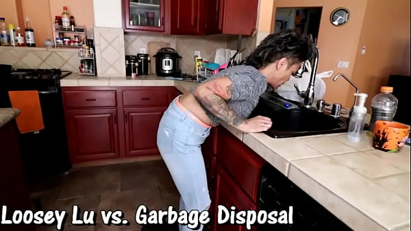 Loosey Lu pissing jeans while sink stuck