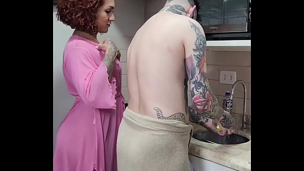 Download Video - Cheguei do trabalho e fiz o safado me comer pela casa toda