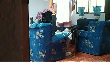 Download Video - Descubro a mi HERMANASTRA&colon; Se calientan con su novio en la sala y terminan follando&comma; LO GRAB&Eacute; TODO&period;