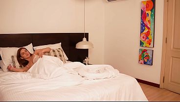 胸の小さい白人が黒人男性に激しく突き刺される