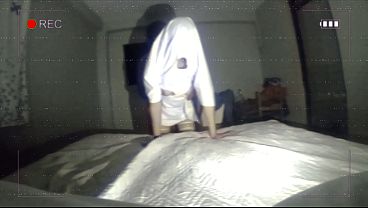 セクシーな幽霊と関係を持ったんだけど、彼女は僕の魂なんか欲しくなくて、僕のペニスが欲しかったんだ。あの幽霊の尻を見てよ!彼女は夜中に僕のところにやって来たんだ。