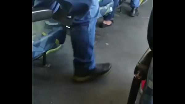 Download Video - Botando o pau pra fora dentro do &ocirc;nibus do lado de desconhecidos