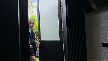 Estudiante uniformada llega tarde a su casa y su padrastro la castiga dandole por conchita rosada