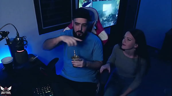 LA PUTA DE MI HERMANA QUIERE ENSEÑAR LA COLA EN STREAM
