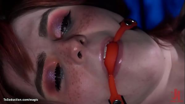 Esclave Transexuelle Rousse Lié Sur Sybian