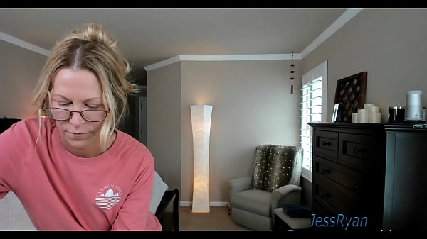 Download Video - Milf Camgirl Jess Ryan Gives An Honest Dick Rating 4 Derek  jessryan&period;manyvids&period;com