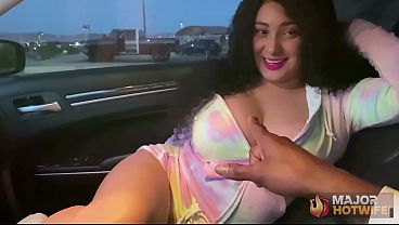 グラマーなブルネット美女バービーが車の中でローム・メジャーのペニスを咥える!